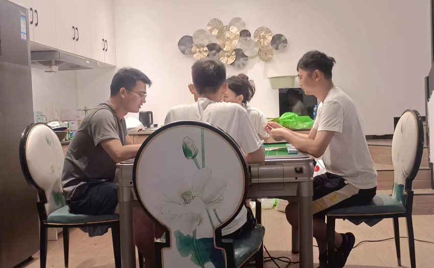 mahjong playing.jpg